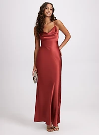 Robe satinée à encolure drapée