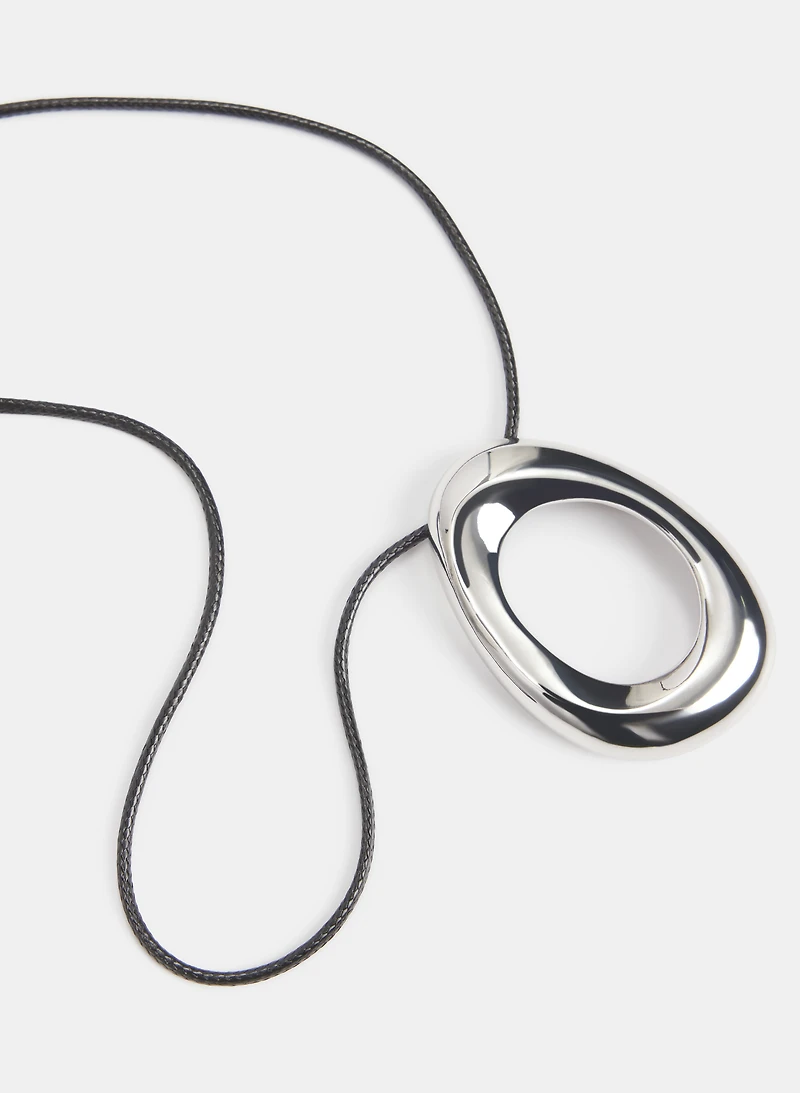 Collier en corde à pendentif ovale