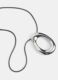 Collier en corde à pendentif ovale