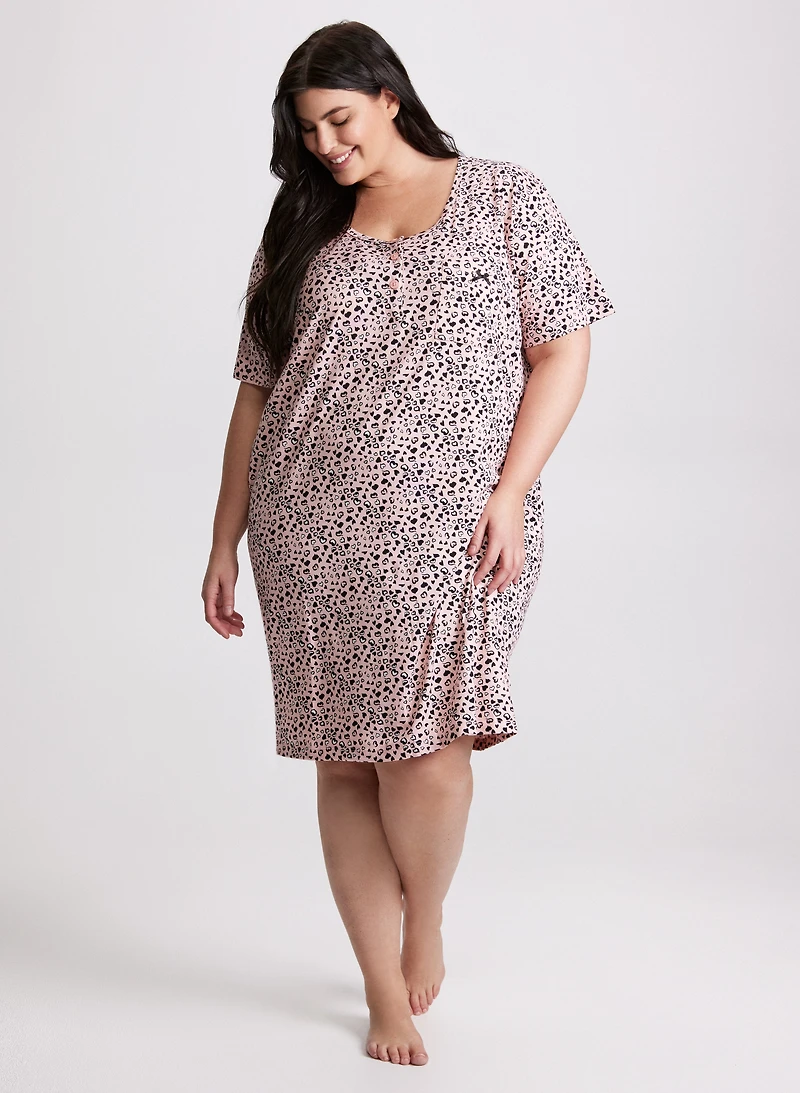 Robe de nuit à manches courtes et motif coeurs