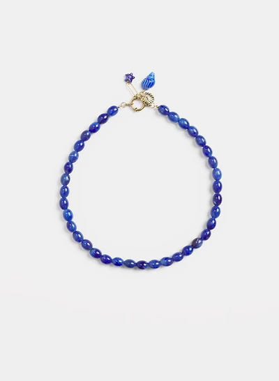 Collier de perles à breloques