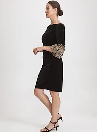 Robe en velours à manches brodées