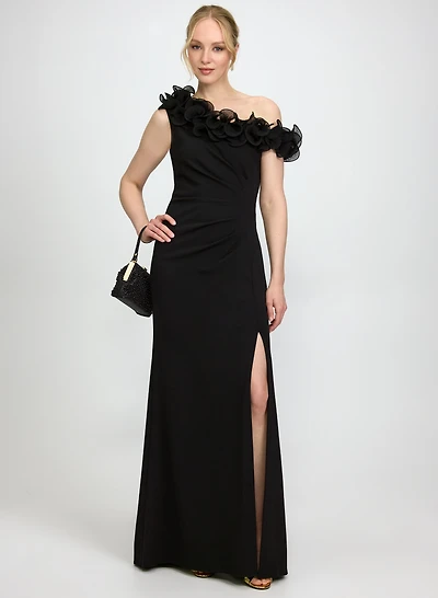 Robe à encolure asymétrique volantée