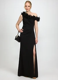 Robe à encolure asymétrique volantée