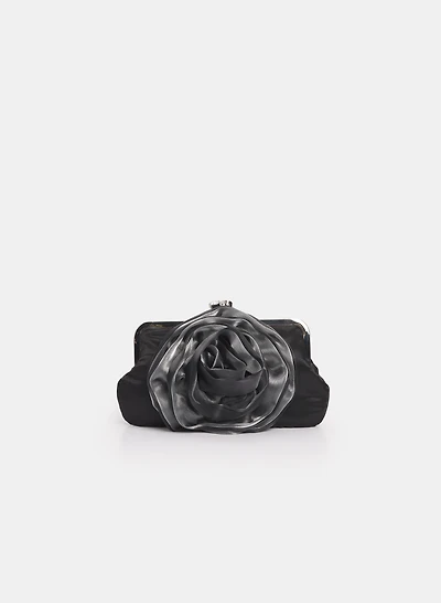 Pochette en satin dotée d'une rose