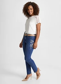 T-shirt uni et jean à broderies florales 