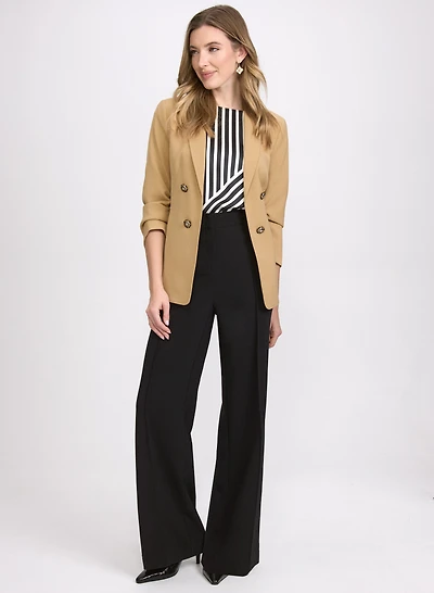 Veste à col cranté, haut à rayures et pantalon en denim