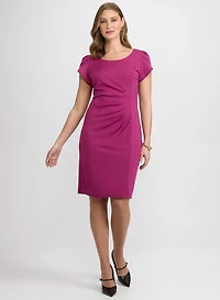 Robe fourreau à détails plissés