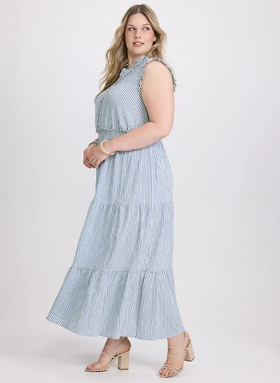 Robe maxi rayée et boucles d'oreilles en anneaux to