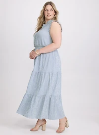 Robe maxi rayée et boucles d'oreilles en anneaux to