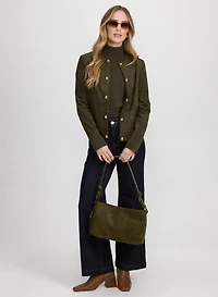 Veste en suédine à boutons dorés et jean à rangées de boutons