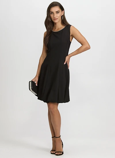 Robe à encolure ornée de pierres
