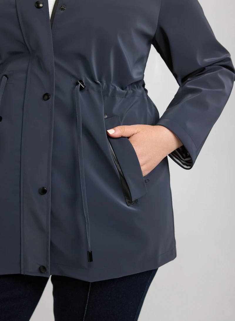 Imperméable à cordon de serrage