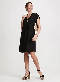 Robe courte en crêpe à encolure V