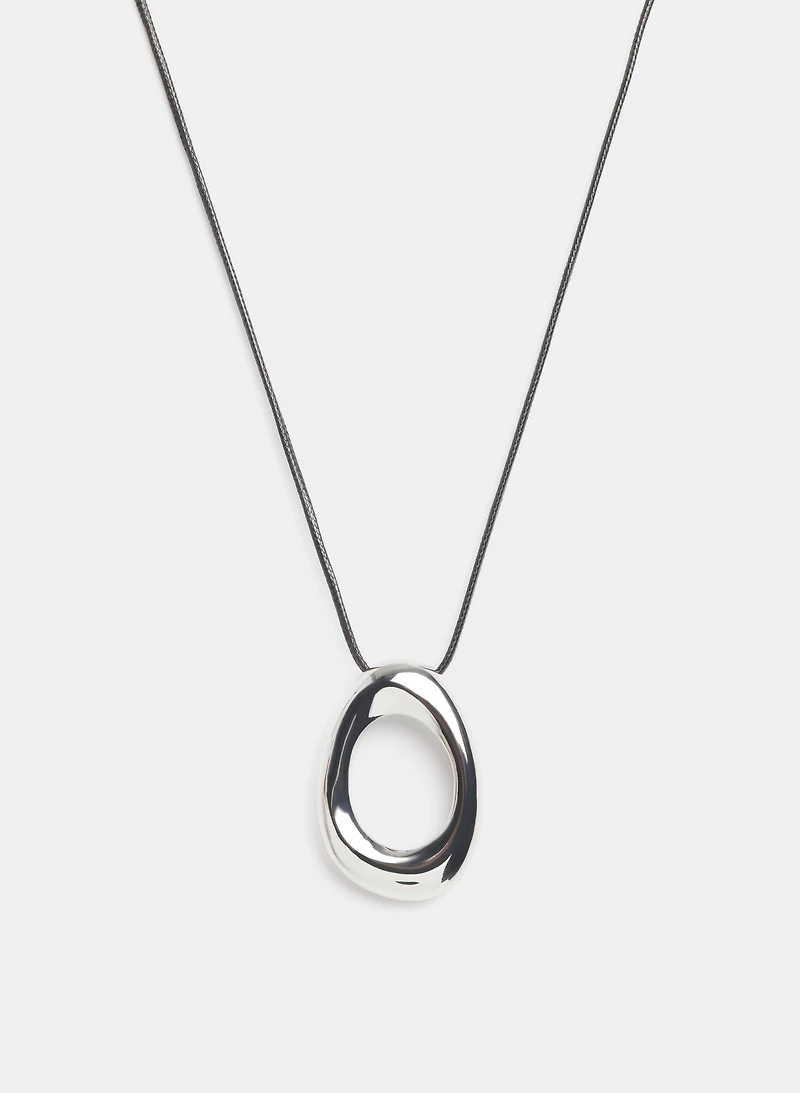 Collier en corde à pendentif ovale