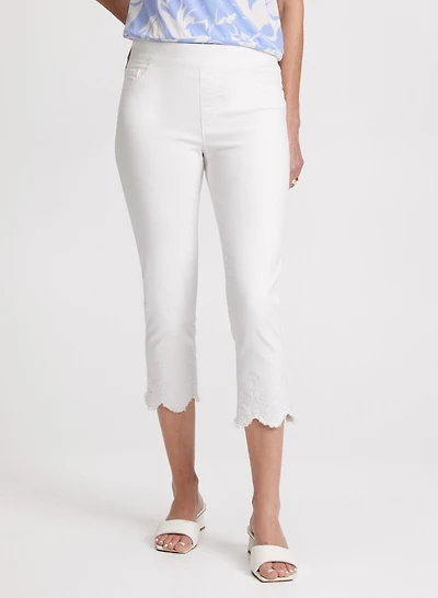 Capri en denim à ourlet brodé