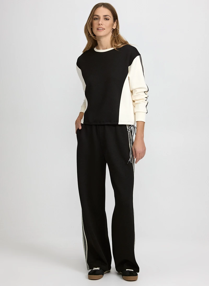 Haut à blocs de couleur et jean à enfiler à jambe évasé