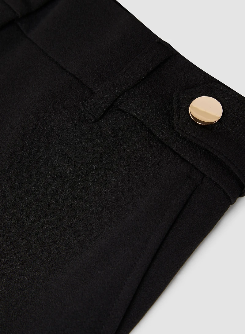Pantalon jambe étroite à détail boutons
