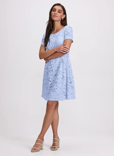 Robe en dentelle à marguerites