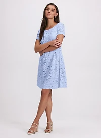 Robe en dentelle à marguerites