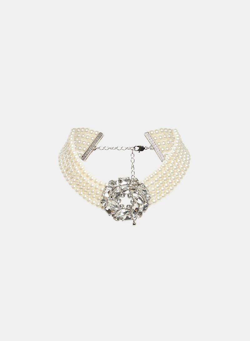 Collier ras-du-cou à perles et fleur en cristaux