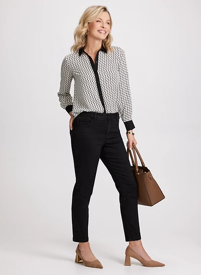 Blouse géométrique et jean à jambe étroite