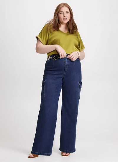 Blouse satinée et jean cargo à jambe large