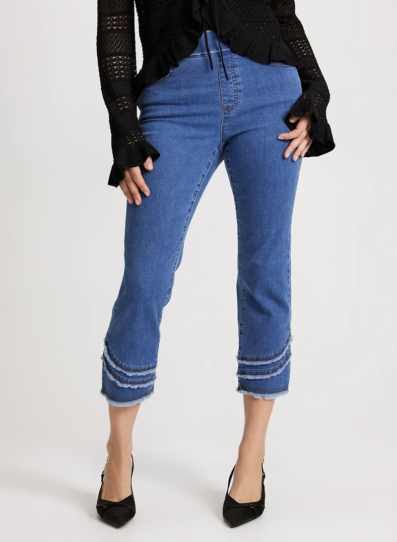 Jean droit avec franges asymétriques à l'ourlet