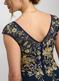 Robe à broderie florale dorée