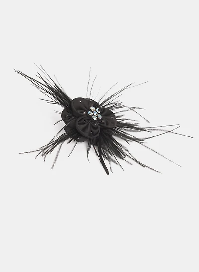 Broche en satin à plumes