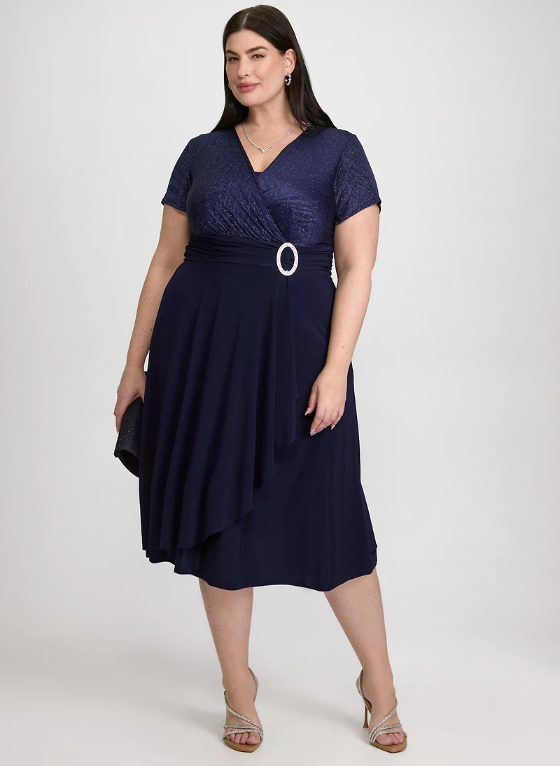 Robe cache-coeur ornée d'une broche