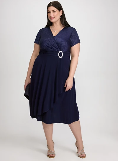 Robe cache-coeur ornée d'une broche