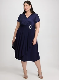 Robe cache-coeur ornée d'une broche