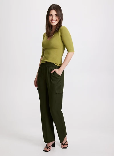 Pull à encolure en V et pantalon cargo à jambe droite