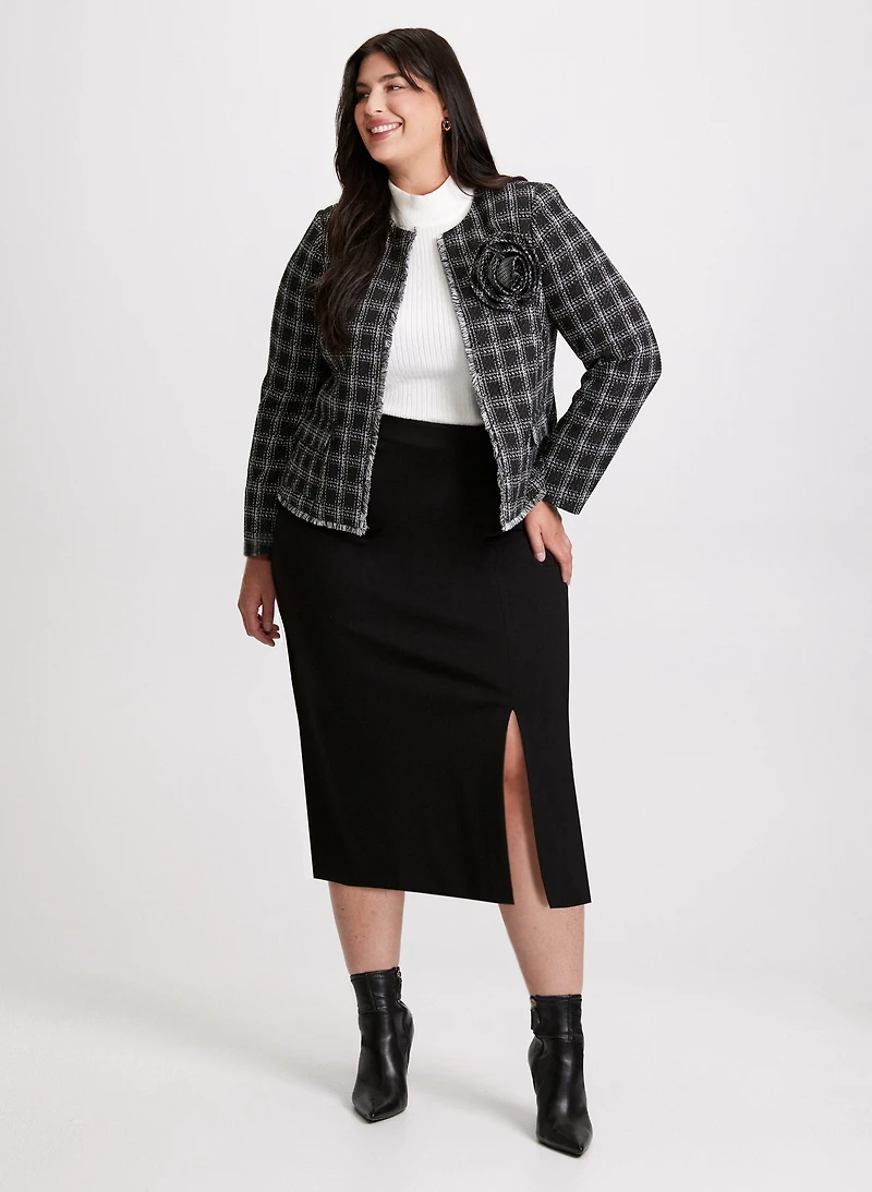 Veste en bouclé à rosette et jupe crayon midi