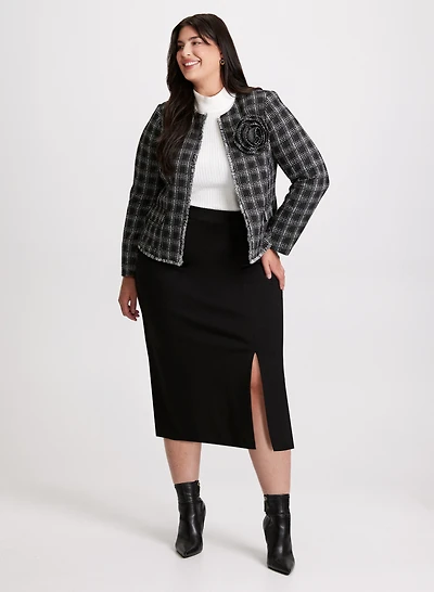 Veste en bouclé à rosette et jupe crayon midi