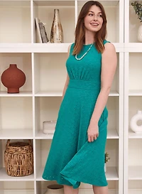 Robe midi sans manches à oeillets