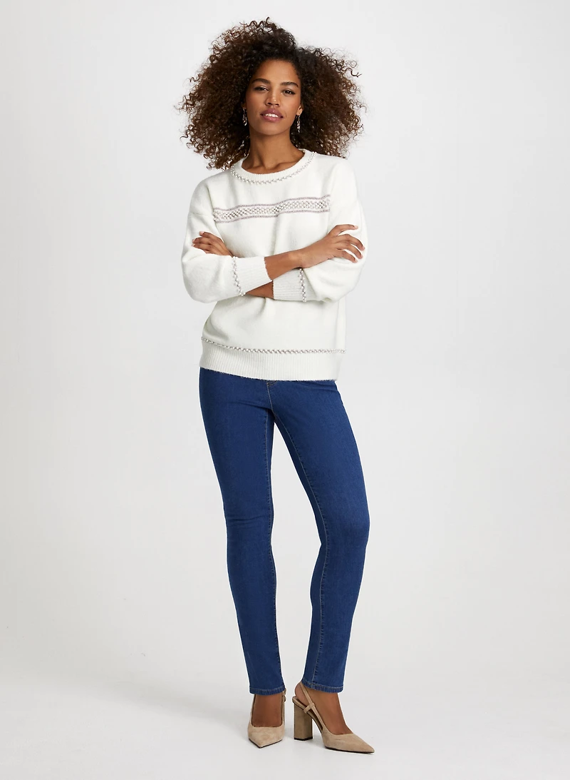 Pull ras-du-cou à perles et paillettes et jean à enfiler