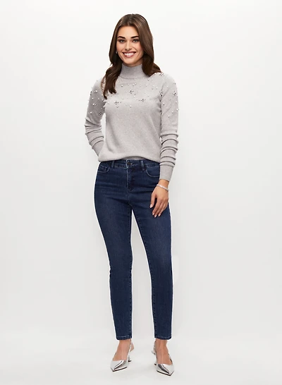 Pull à perles et cristaux et jean étroit