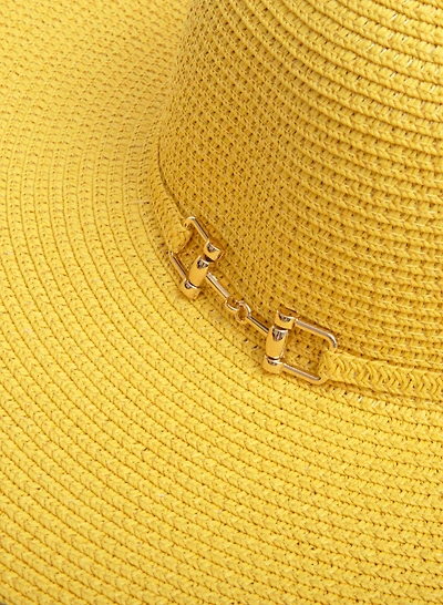 Chapeau à larges bords et détail en métal