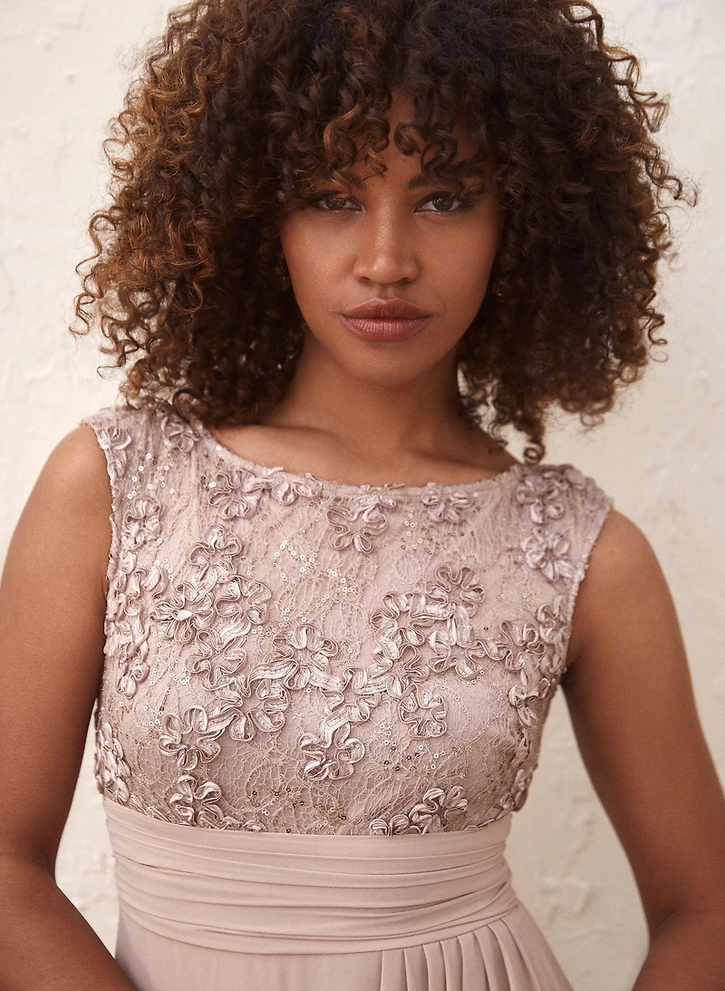 Robe en dentelle pailletée à volant drapé