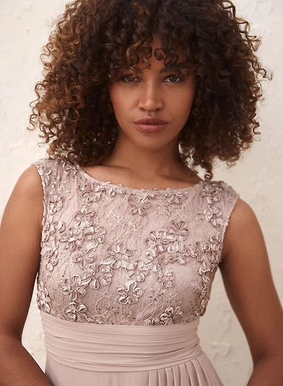 Robe en dentelle pailletée à volant drapé