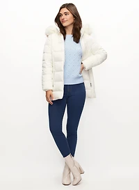 Manteau à capuchon et jean à jambe droite