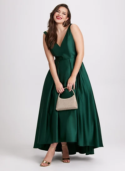 Robe longue satinée et asymétrique