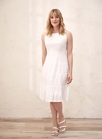 Robe en dentelle à œillets et volants