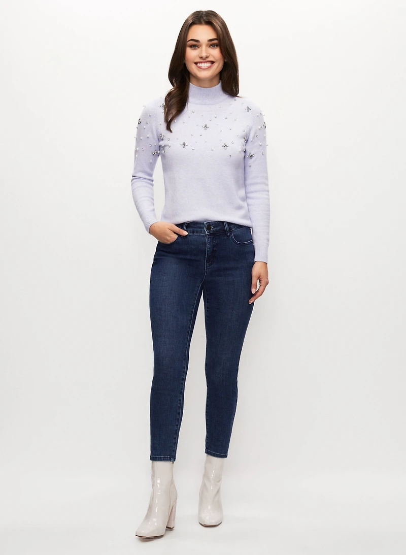 Pull à perles et cristaux et jean bleu étroit