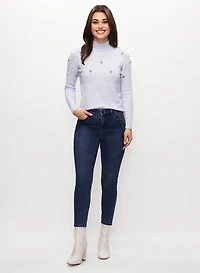 Pull à perles et cristaux et jean bleu étroit