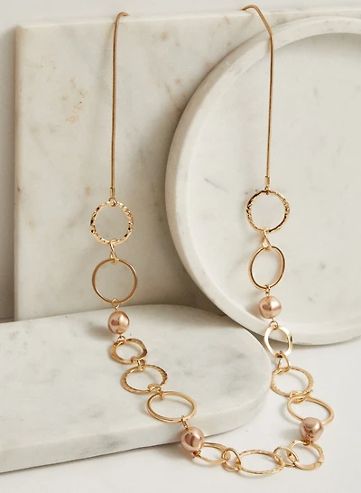 Collier long à anneaux et perles