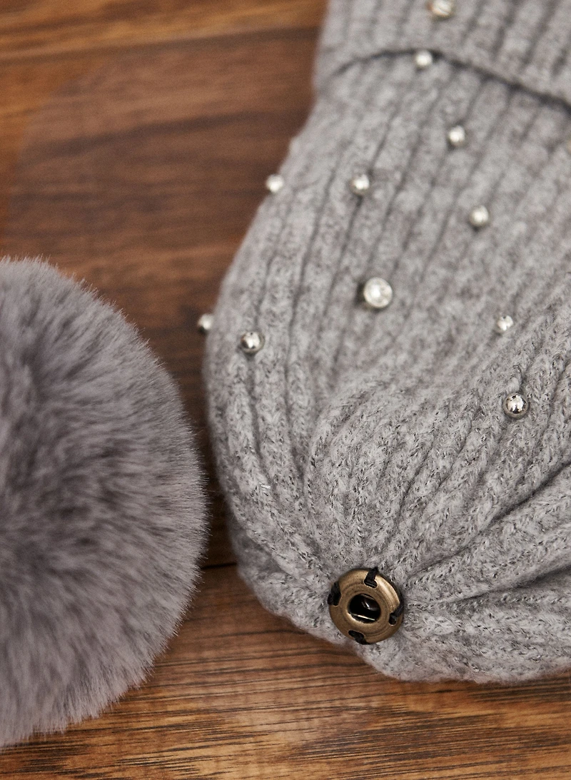 Tuque à pompon et détails de cristaux