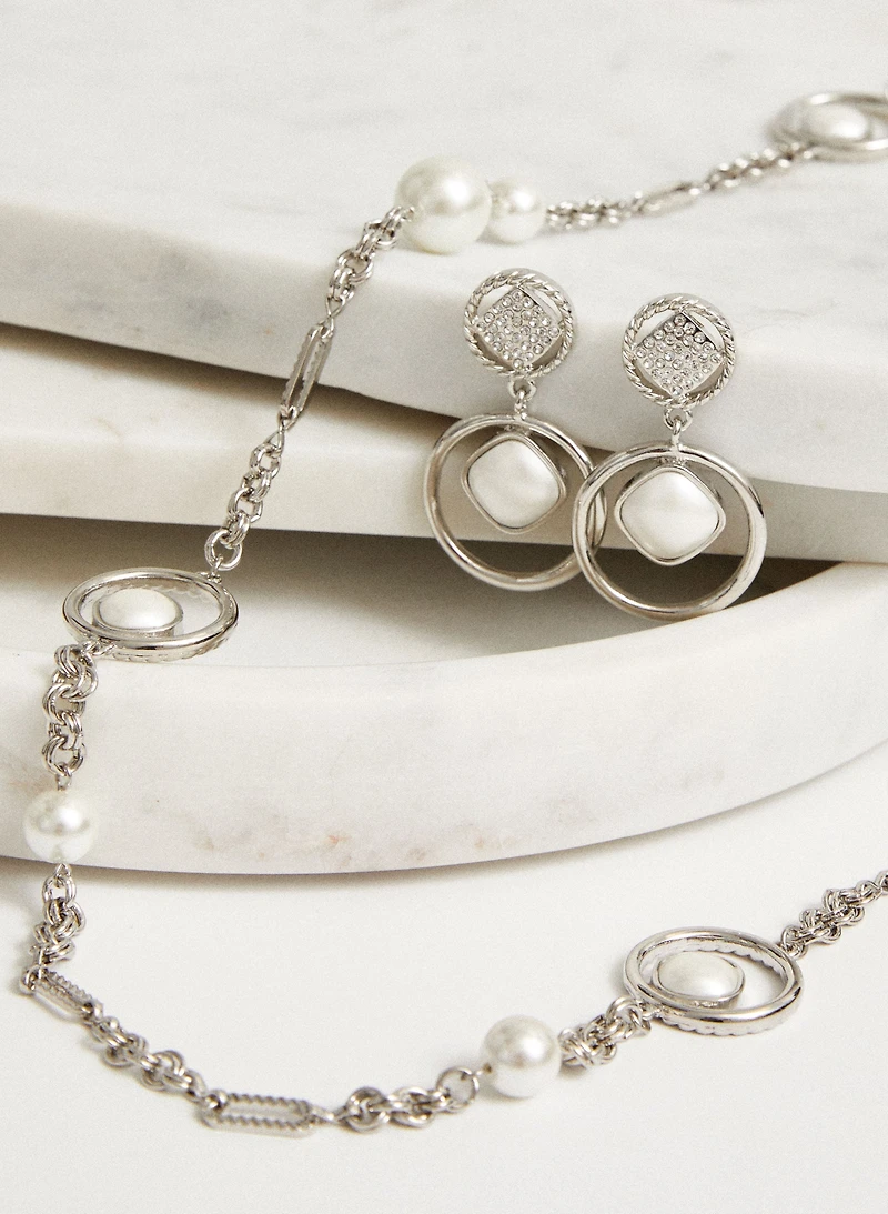 Collier en chaîne avec insertions en perles